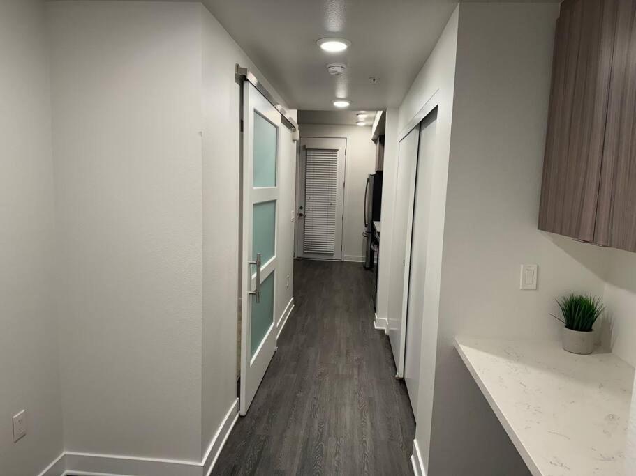 Modern And Lavish Apartment Glendale Exterior photo