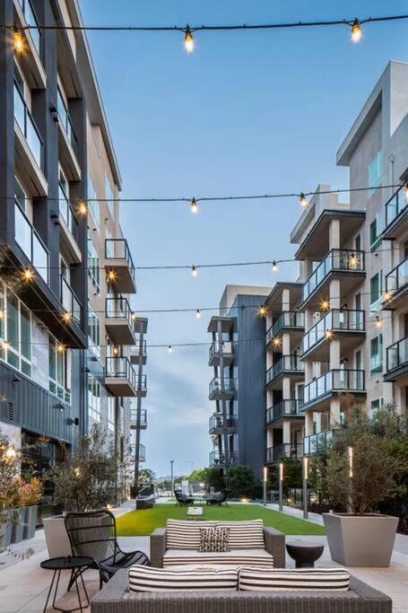 Modern And Lavish Apartment Glendale Exterior photo