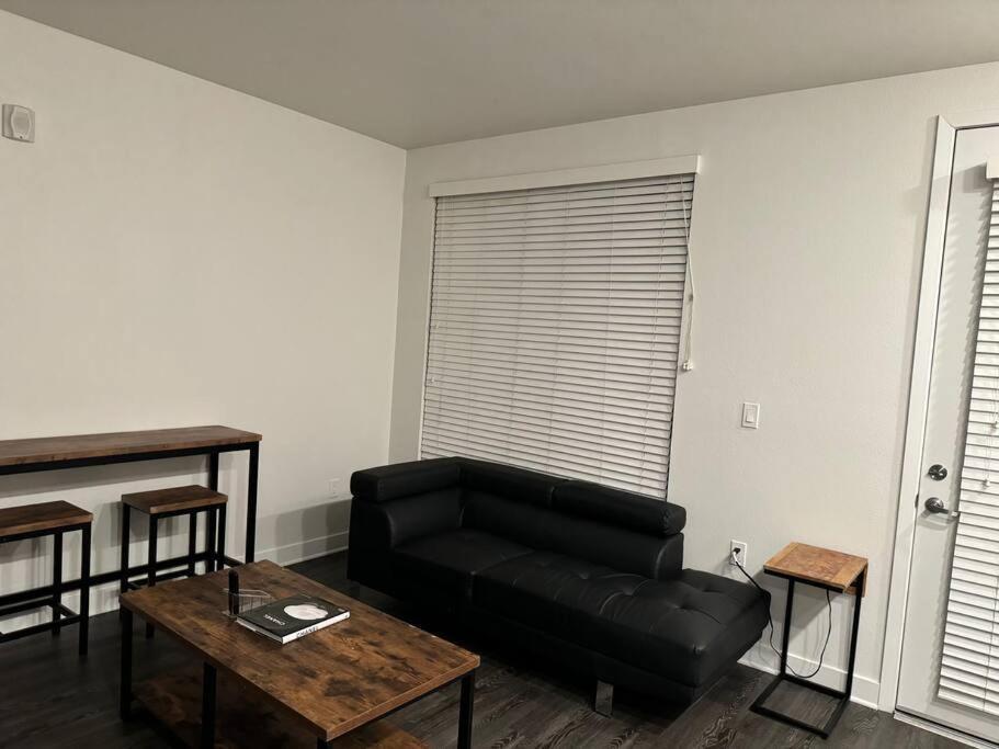 Modern And Lavish Apartment Glendale Exterior photo